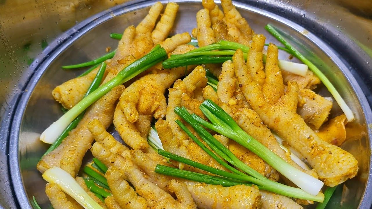 Chân gà hấp hành