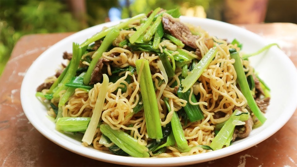 Mì xào rau